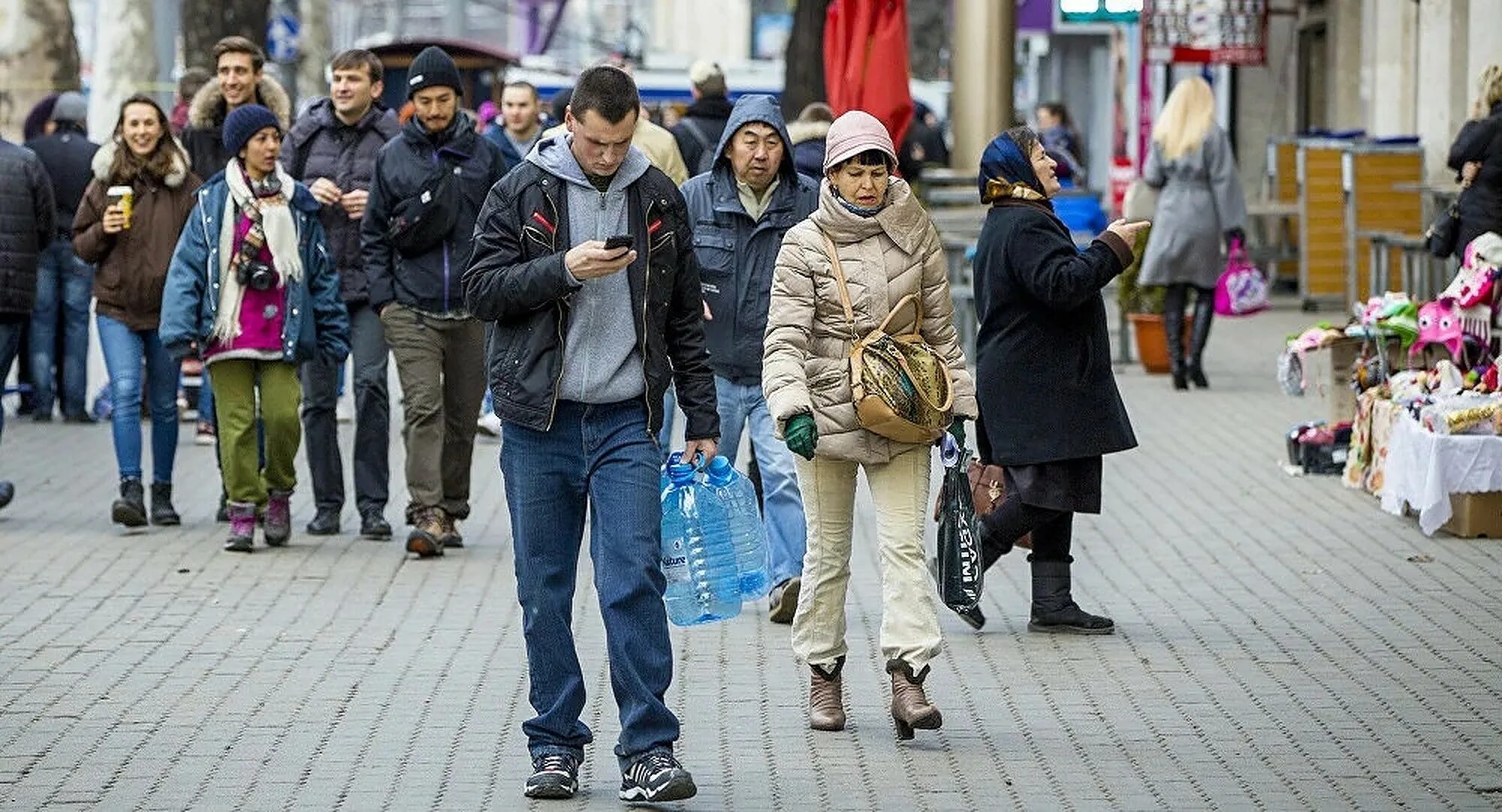 В городе 70000 жителей. Люди на улице. Люди на улице города. Люди в городе. Люди на улице Россия.