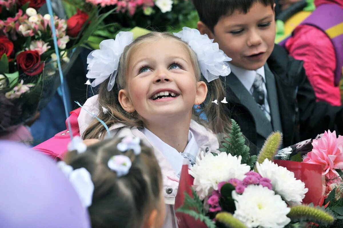 1 сентября красивое. Первоклашки. Первоклассники на линейке. Первое сентября. День знаний.