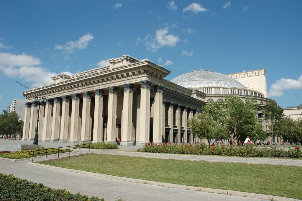 Theater in russia. Новосибирский оперный театр. Оперныйы театр Новосиб. Новосибирский Академический театр оперы и балета. Норвосимбирский театр оперы и балеты театра оперы и балеты.