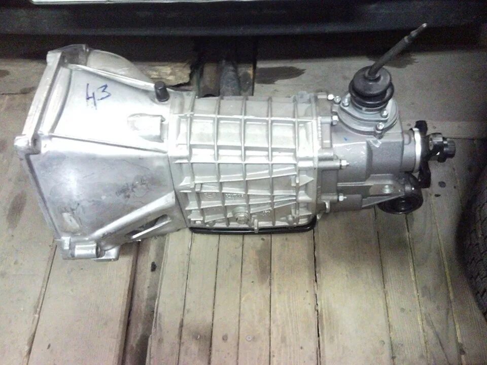 Нива 21213 переборка 3 скорости коробки передач своими руками. Коробка кпп нива шевроле. Кпп нива снизу. Крепления трансмиссии нива 21213. Коробка на ниву шевроле с низу.