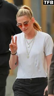 Braless Kristen Stewart Spreads Peace at Jimmy Kimmel in Hollywood (97 Phot...