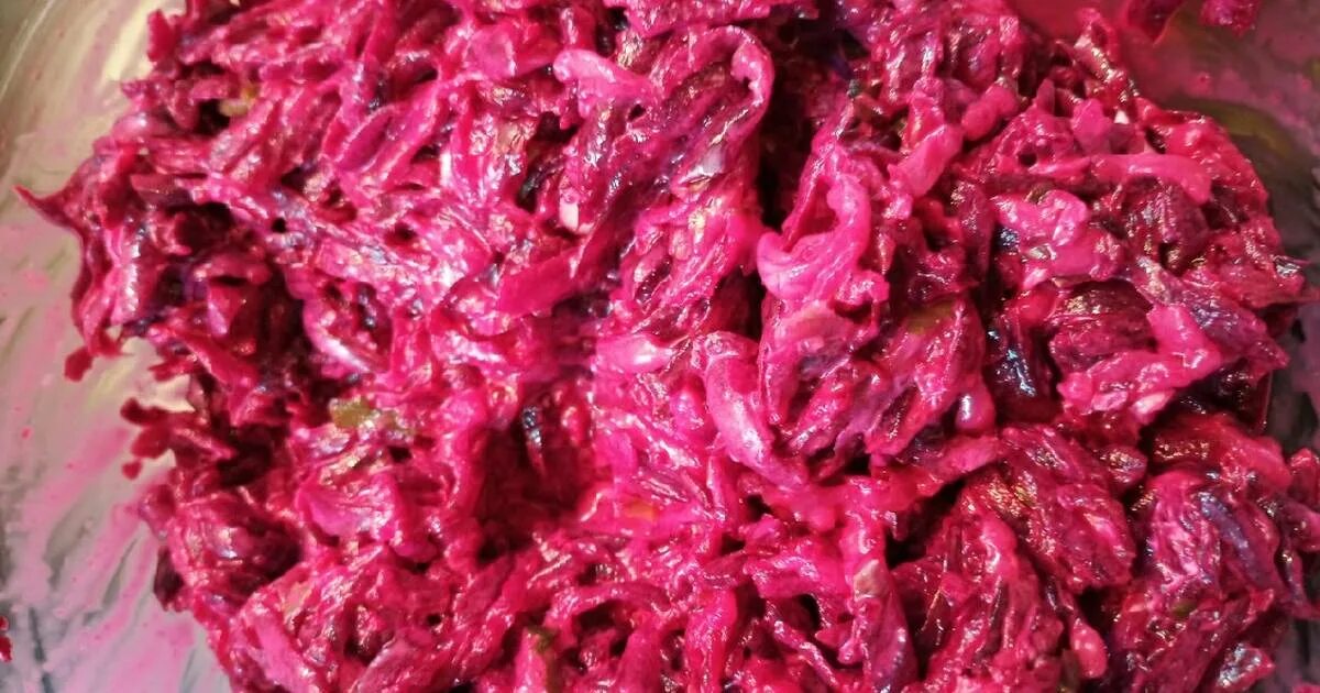 салат со свеклой и сметаной. салат со свеклой яйцом соленым огурцом. салат со свёклой и солёным огурцом и яйцом. салат с селедкой и свеклой. салат из свеклы и соленых огурцов.