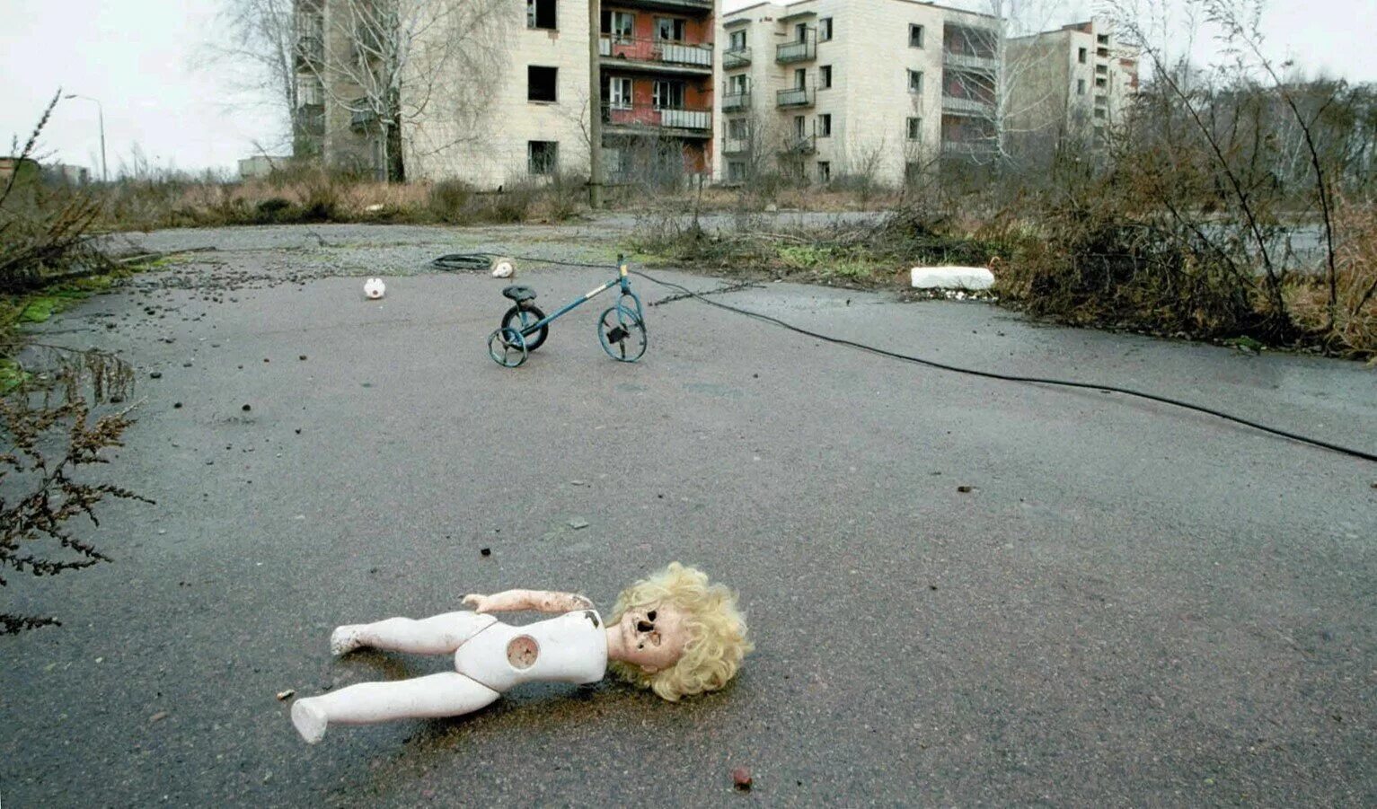 Чернобыль жуткие. Чернобыль город после катастрофы. Город Припять Чернобыль после взрыва. Припять город призрак. Город Припять после Чернобыльской аварии.