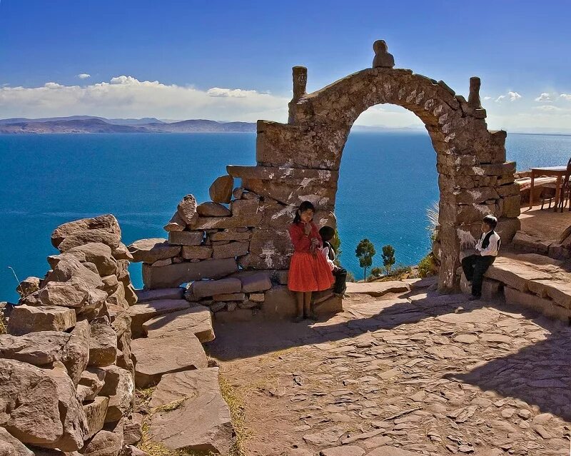 Озеро древний мир. Озеро Титикака Перу. Боливия озеро Титикака. Остров солнца Титикака. Остров солнца, Титикака, храм солнца.