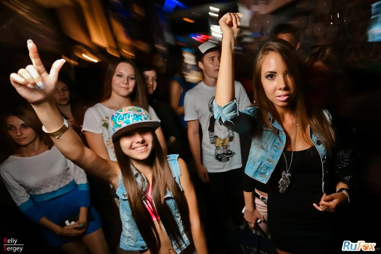 тусовка молодежи. караоке. караоке бар реклама. Tako певец. караоке клуб фон.