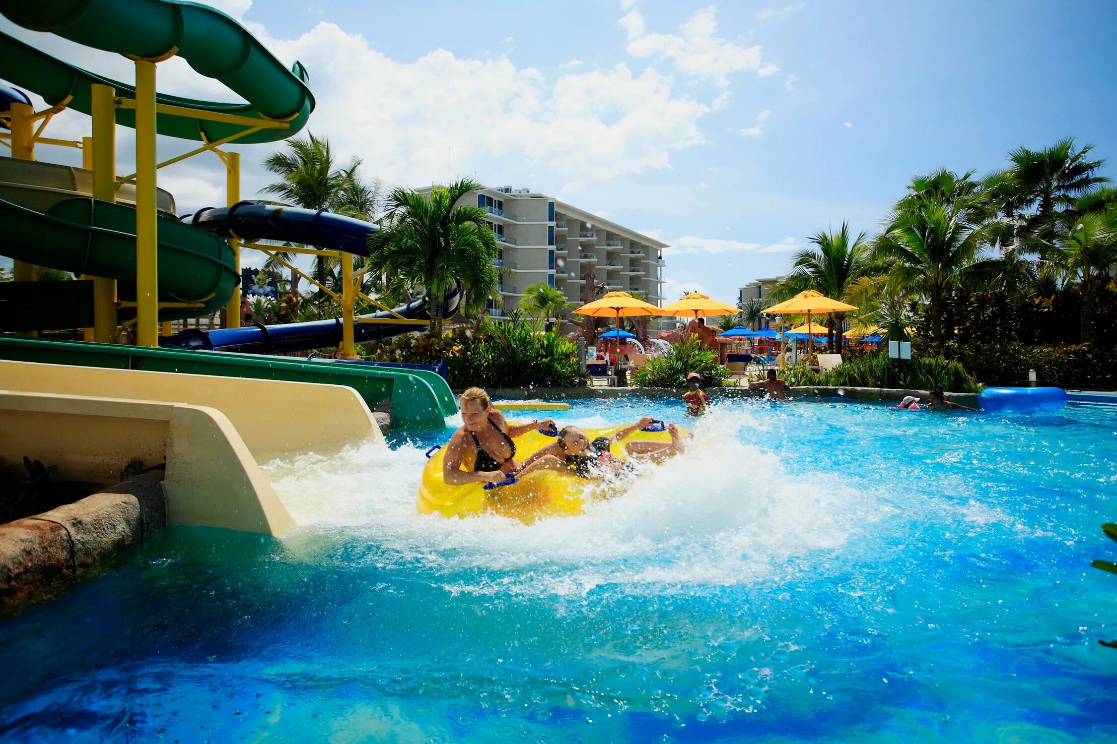 Blue tree phuket аквапарк. Аквапарк splash jungle. Сплэш бич резорт пхукет. Сплеш бич резорт пхукет. Splash beach resort 5*.