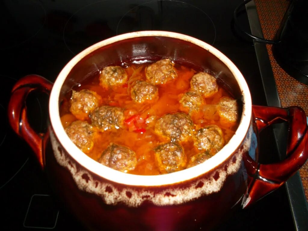 Картошка с фаршем в горшочках. Мясо в горшочках. Фрикадельки в горшочках. Овощное рагу с фрикадельками. Мясные шарики "по-берлински".