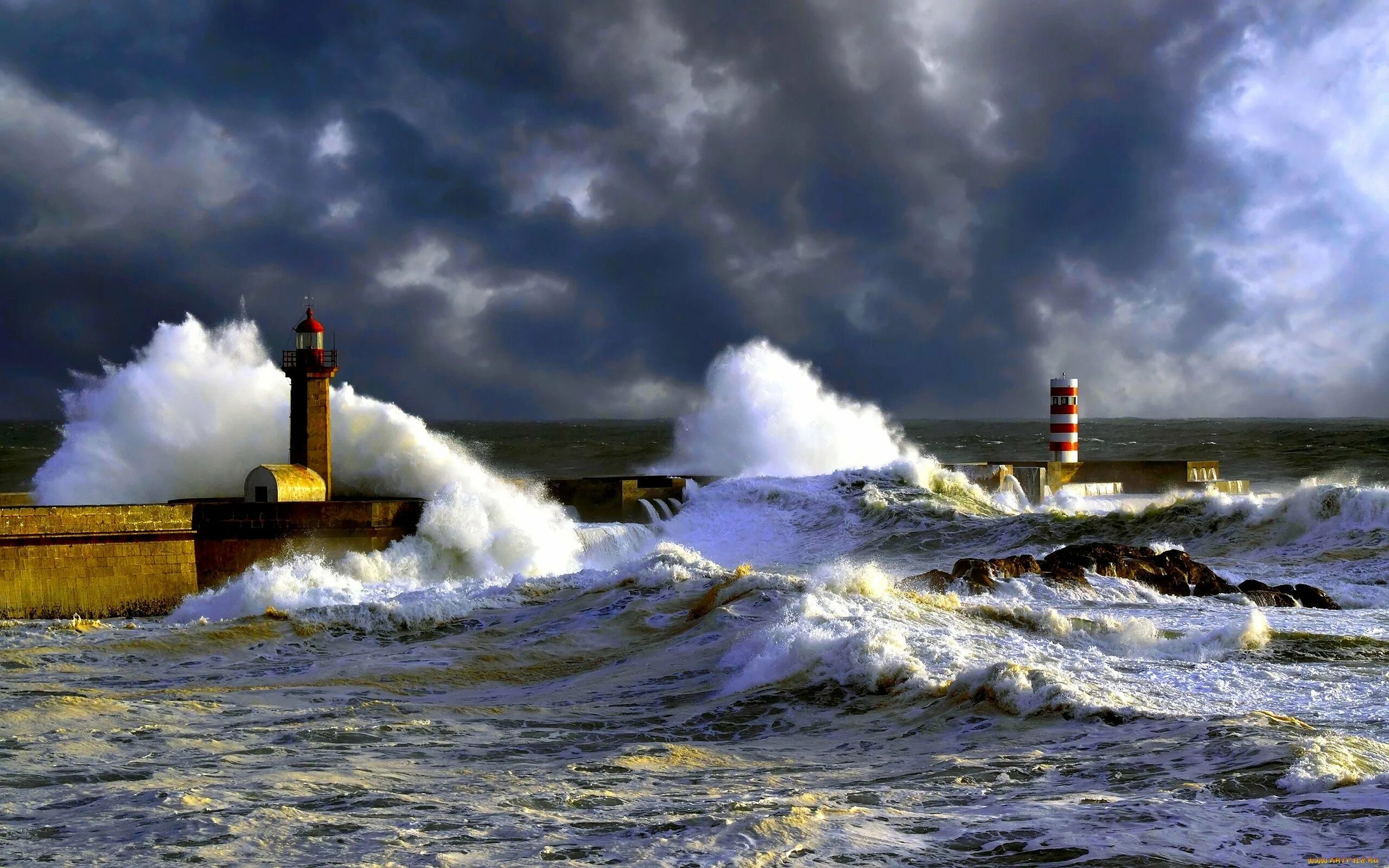 Шторм утихнет. Бискайский залив шторм. Толбухин Маяк в шторм. Шторм в ла Манше. Португалия-скалы шторм.