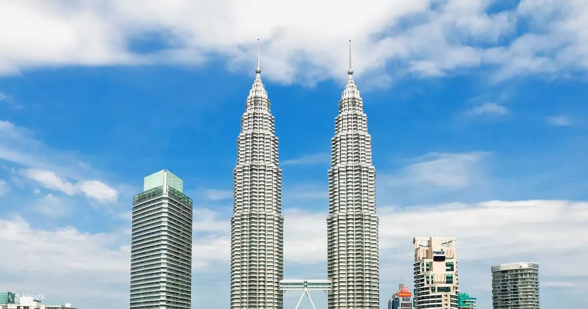 Башни близнецы куала. Башни близнецы филиппины. the petronas twin towers длинная панорама. башня комбо. башня петронас по сравнению с девятиэтажном доме.