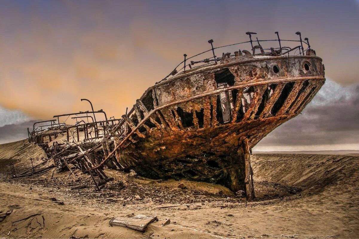 Остов техники. Намибия берег скелетов (Skeleton Coast). Кладбище кораблей Намиб. Намибия кладбище кораблей. Парк берег скелетов Намибия.