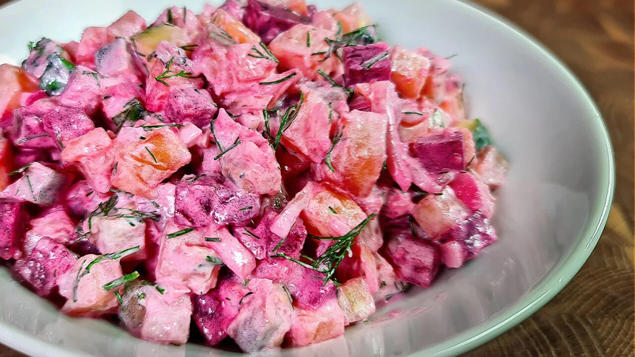 Салат из свеклы и селедки. Салат из свеклы с яблоком и селедкой. Свекольный салат с сельдью. Салат свекла с селедкой и горошком. Свекольный салат с сельдью.