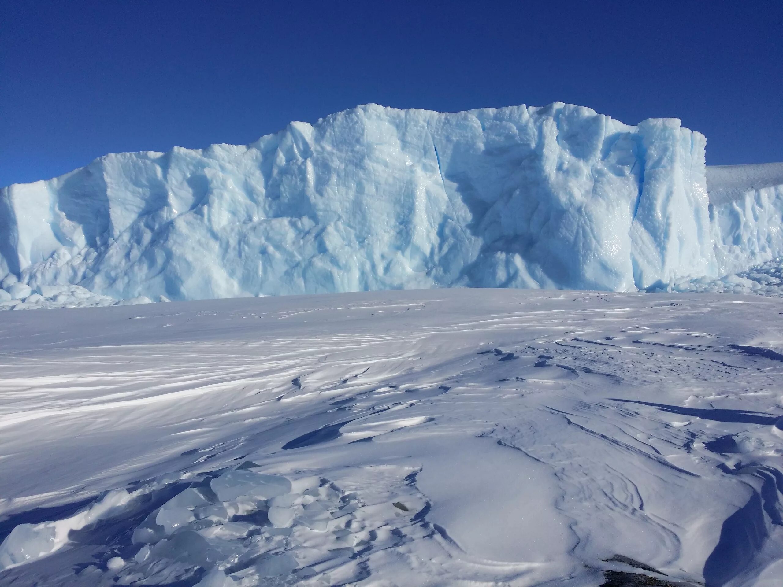 2 антарктическая. Антарктида ледник Беллинсгаузена. Беллинсгаузен во льдах Антарктиды. Станция Беллинсгаузен в Антарктиде. Открытие Антарктиды.