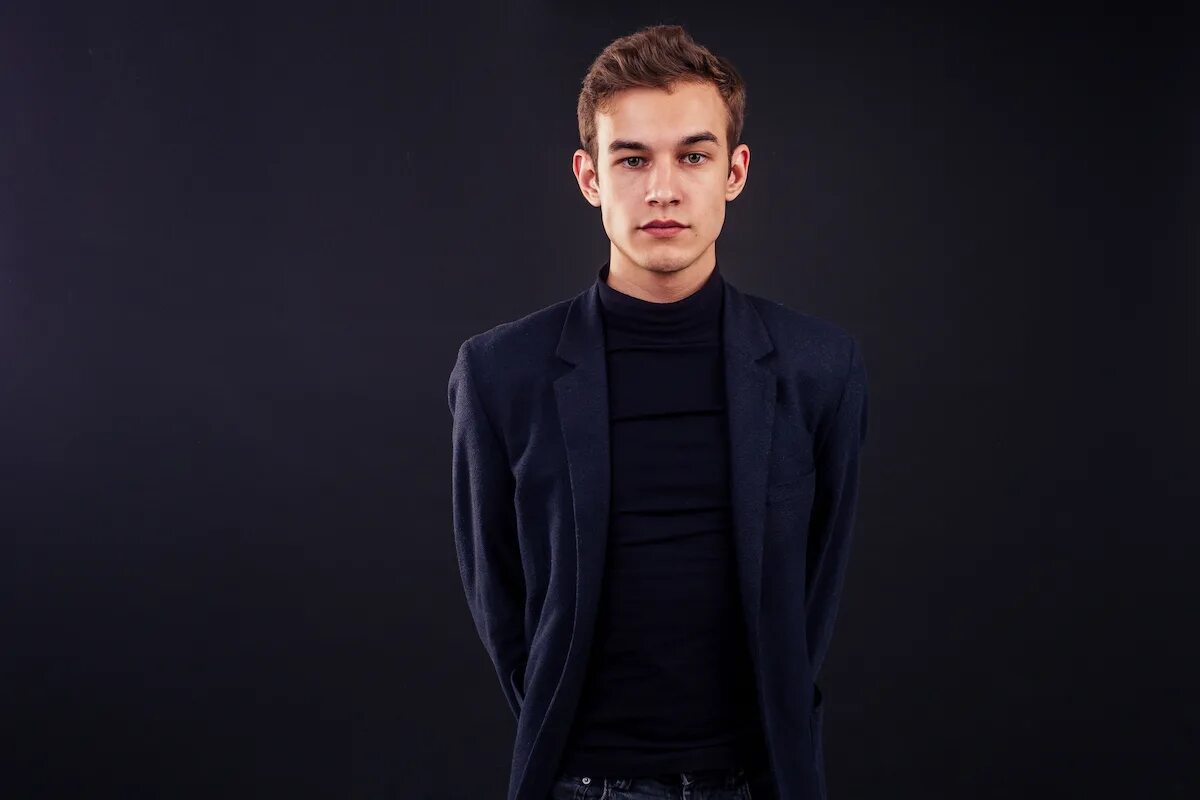 Худой мужик в футболке. Medium height and slim. Парень атлетического телосложения. Худой парень на белом фоне. Измерение талии мужской.