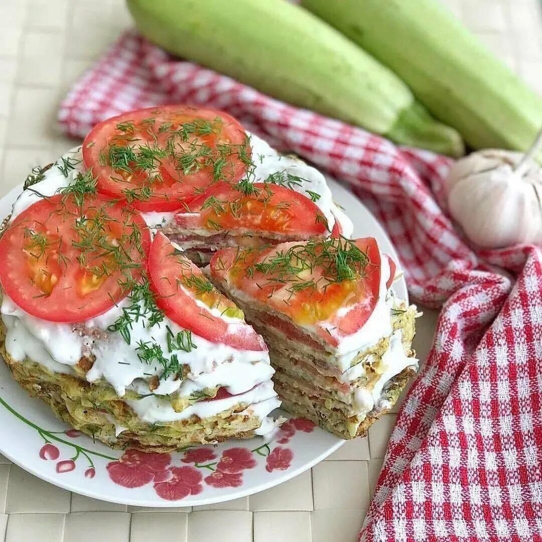 Кабачковый торт. Кабачковый закусочный торт. Овощной торт. Кабачковый торт с помидорами. Кабачковый торт помидоры сыр и чеснок