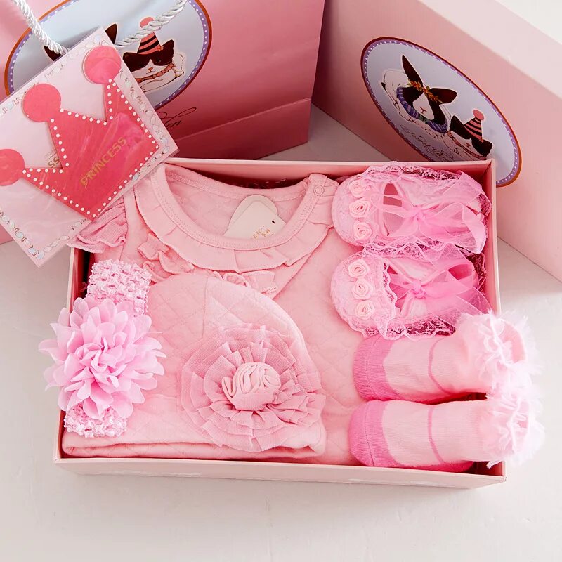 Подарочный комплект для новорожденного. Подарочный набор одежды для новорожденной девочки. Подарочный набор для новорожденной девочки. Подарки для новорожденных девочек.