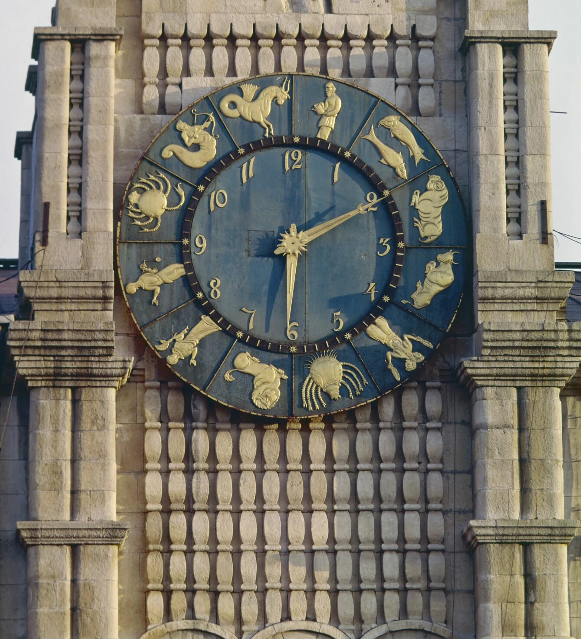 Башенные часы Казанского вокзала. Часовая башня Казанского вокзала. Часы на здании Казанского вокзала. До 3 часов была в городе