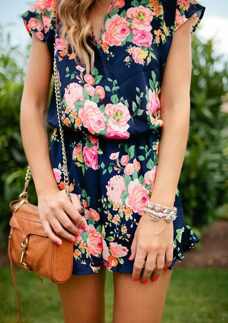 Летнее платье в цветочек. Цветочный принт в одежде. Летняя одежда для девушек. Красивые цветастые платья.