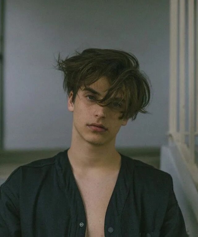 Эстетик боев. Nick pervak. nick pervak модель. прически парней эстетика. каштановые волосы у парней.