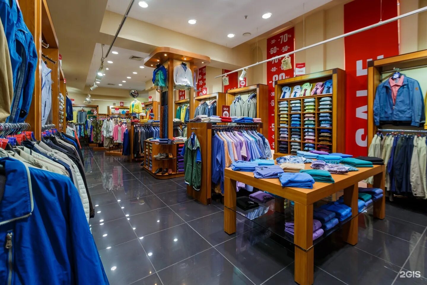 Большие магазины одежды. Шоурум больших размеров. Питер магазин брендовой одежды. Дисконт магазин одежды. Магазин одежды больших размеров в петербурге.