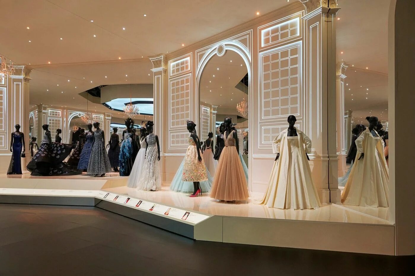 Дизайнер одежды. Дом моды кристиана диора. Дому fashion. Кристиан диор дом моды в париже. Кристиан диор модный дом.