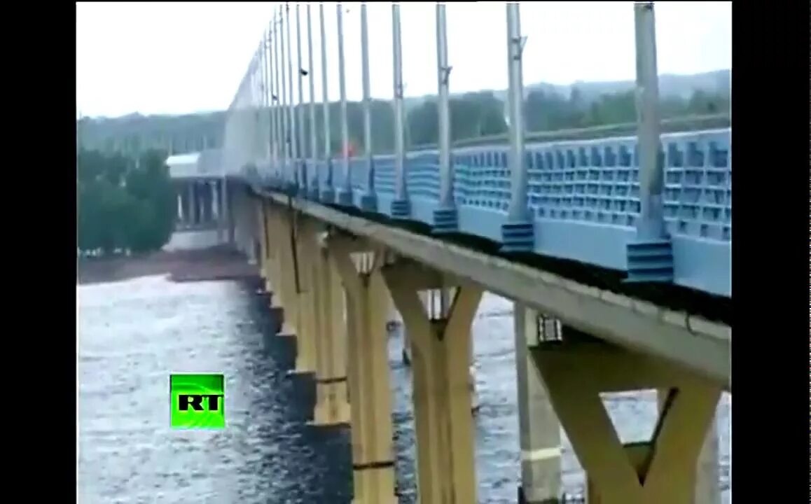 Мост в волгограде танцует видео. Резонанс моста в Волгограде. Танцующий мост в Волгограде. Колебания моста в Волгограде. Мост в Волгограде шатается.