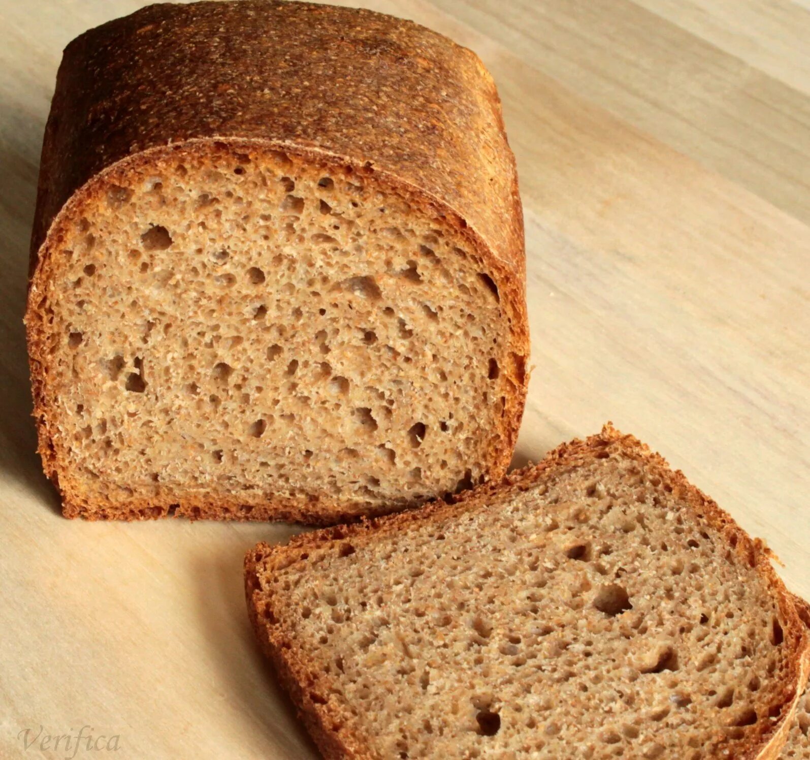Хлеб из муки с отрубями. Хлеб пшеничный из обойной муки. Хлеб пшеничный из муки 2 сорта. Хлеб ржаной из обойной муки. Пористый ржаной хлеб.