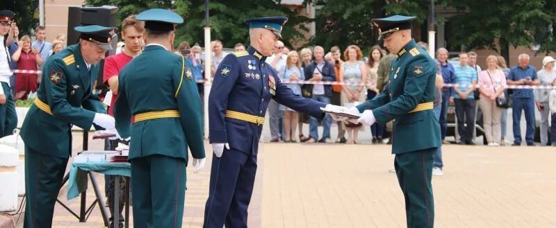 Вручение погон. Вручение офицерских погон. Вручение звания офицера запаса. Выпускники Бауманского Военная форма.