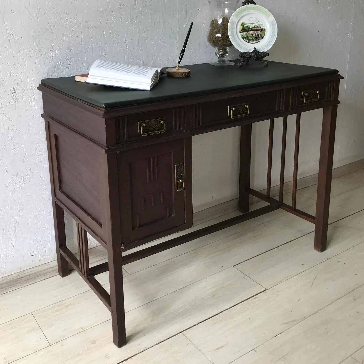 Антикварный письменный стол. Советский письменный стол. Письменный стол в стиле ретро. Отреставрированный письменный стол.