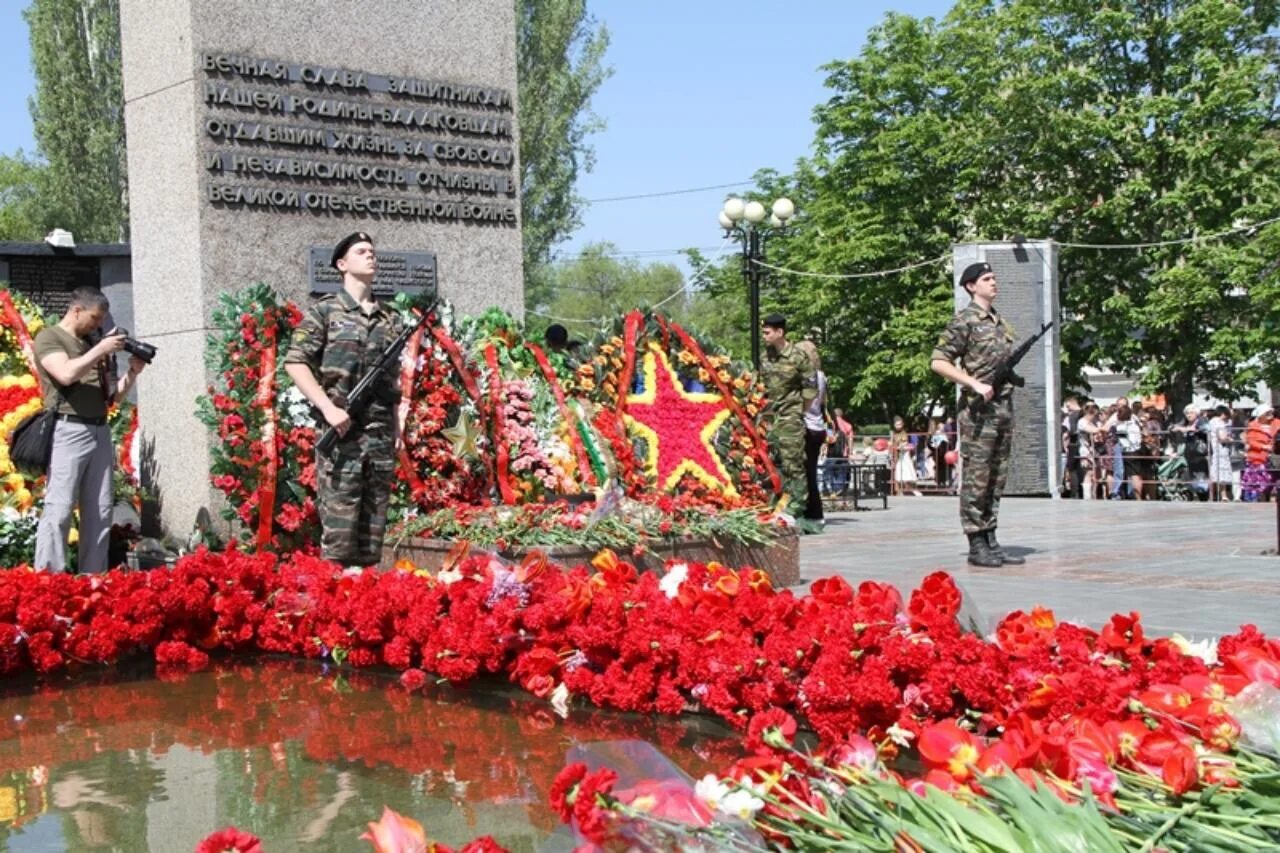 Обелиск 9 мая. Балаково Обелиск памяти. Возложение цветов к обелиску. Возлагают цветы к обелиску.