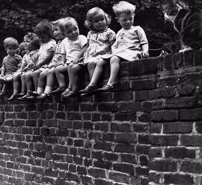 Как жили дети в 1930 годы. Старые детские фотографии. Дети прошлого. Клетка для прогулок детей 1930. Фото детей до года старые.