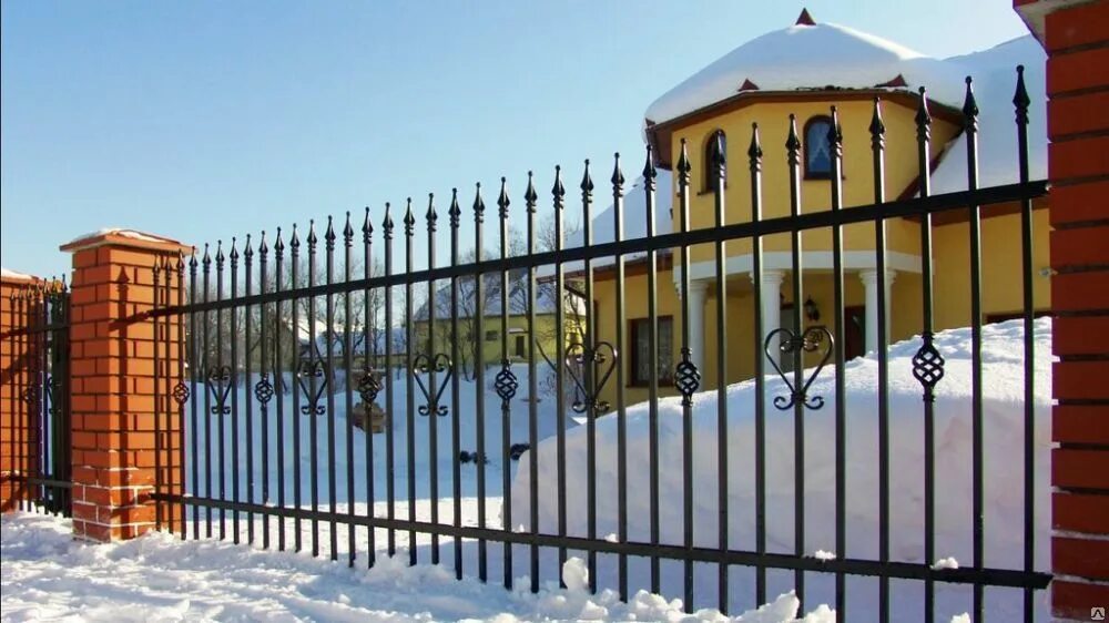 Кирпично металлический забор. Забор металлический. кованый забор с кирпичными столбами. забор из профильной трубы. кованый забор с металлическими столбами.