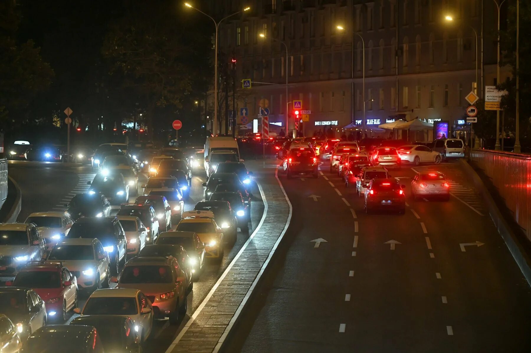 Московские пробки вечером. Вечерние дороги Москвы. Москва дороги вечер. Москва вечером. Что было вчера вечером в москве