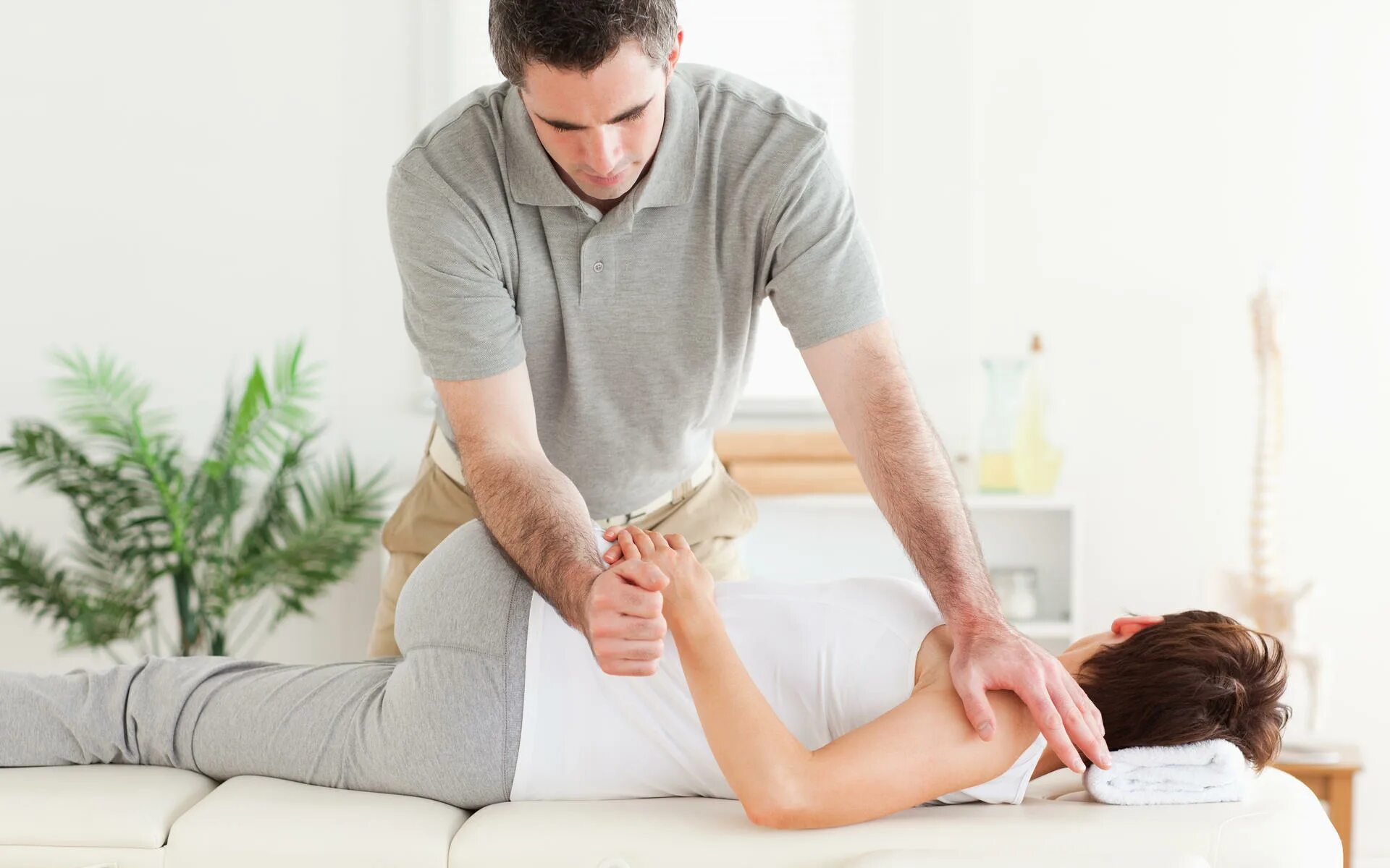 Massage therapist. Габриэль Аскуль. Мануальная терапия. Мануальная терапия позвоночника. Мануальный массаж.