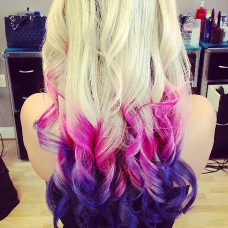 Цветные кончики. Dip dye окрашивание волос. цветное омбре на светлые волосы. цветные кончики волос. разноцветные концы волос.