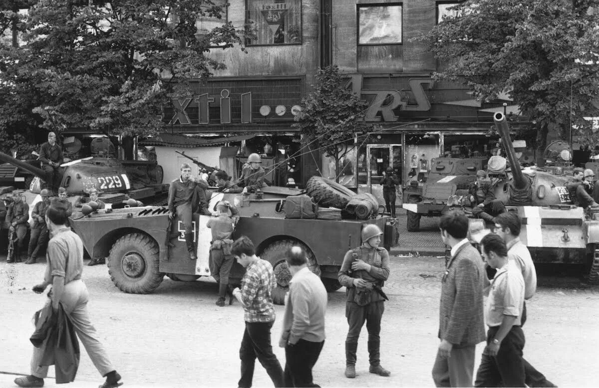 Чехословакия два. Операция Дунай 1968. Советские войска в Праге 1968. БРДМ 1 В Праге 1968.