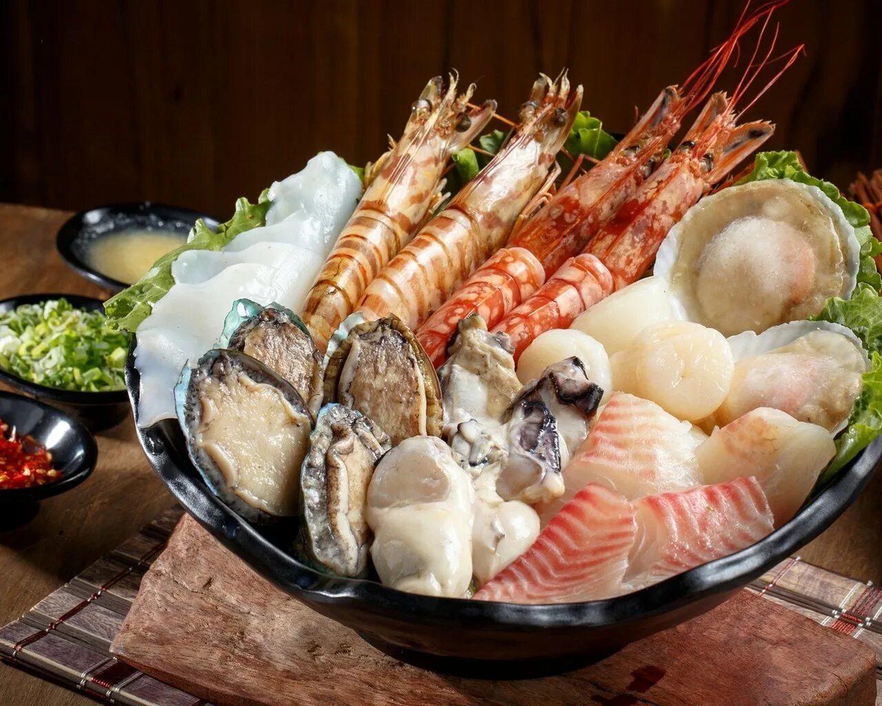 морепродукты ракообразные, моллюски. морские продукты. деликатесы из морепродуктов. морские продукты. известные морепродукты.