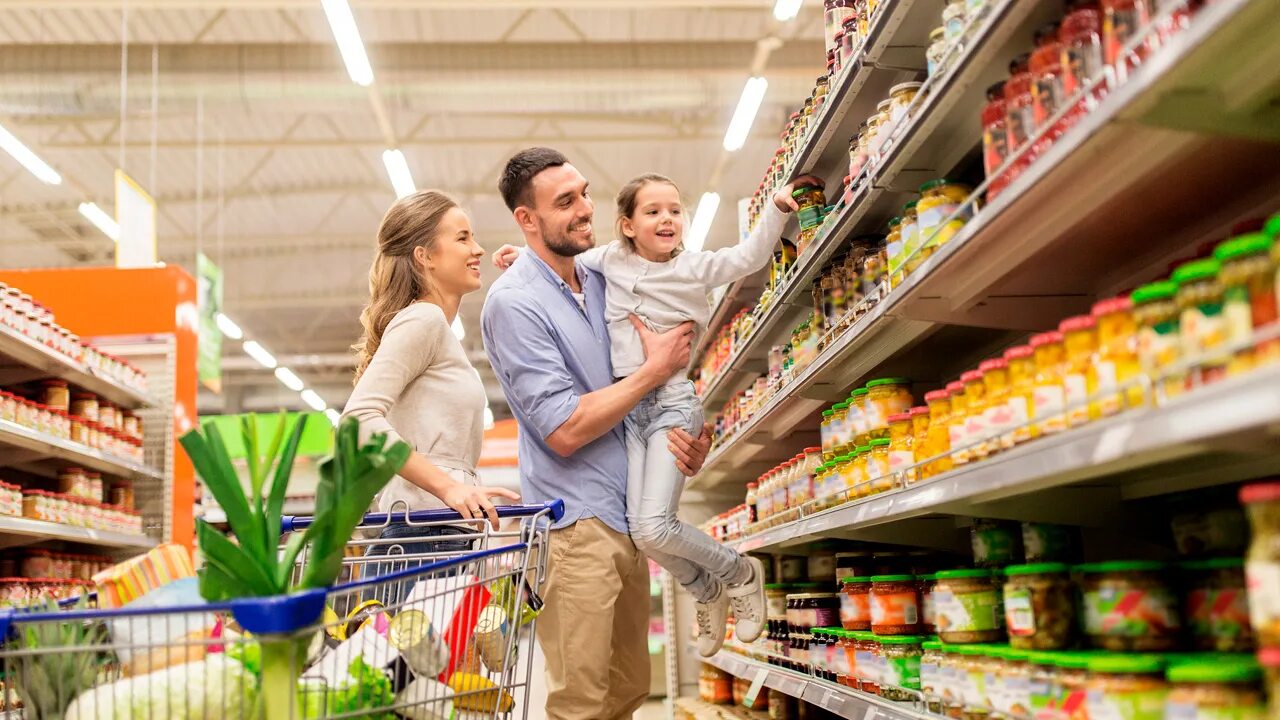 1 the new supermarket. Семья с покупками с рынка. Потребители Новаторы. Семейный магазин продуктов. Магазин семья внутри.