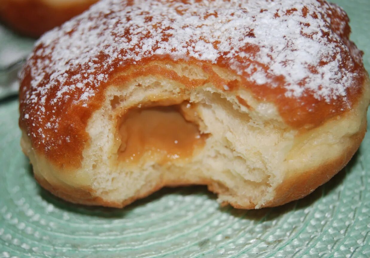 пончики с заварным кремом с вареной сгущенкой. пончик с кремом. пончики со сгущенкой внутри. берлинер со сгущенкой. пончик без дырки.