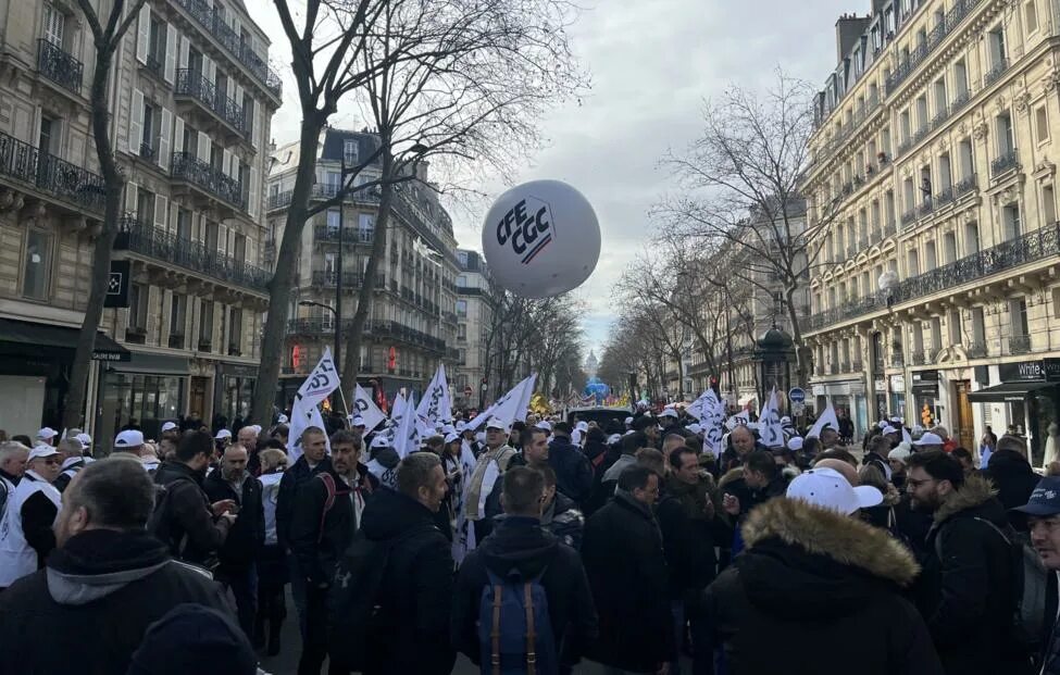 Париже сейчас день. Протесты во Франции. Франция люди на улицах. Протесты в Париже 2023. Протесты на Украине 2023.