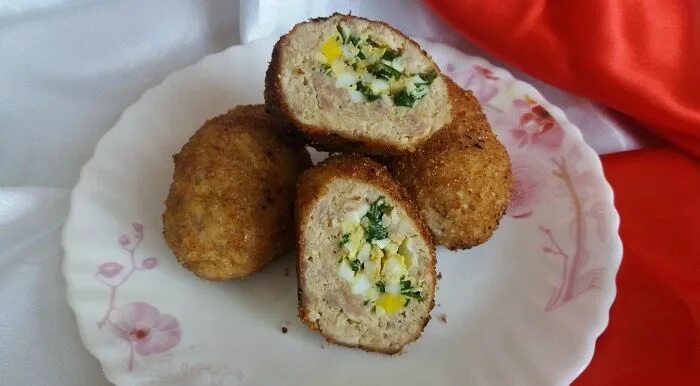 Котлета с начинкой внутри как называется. Котлета с яйцом. котлеты с начинкой. зразы рубленные с яйцом. зразы с сыром.