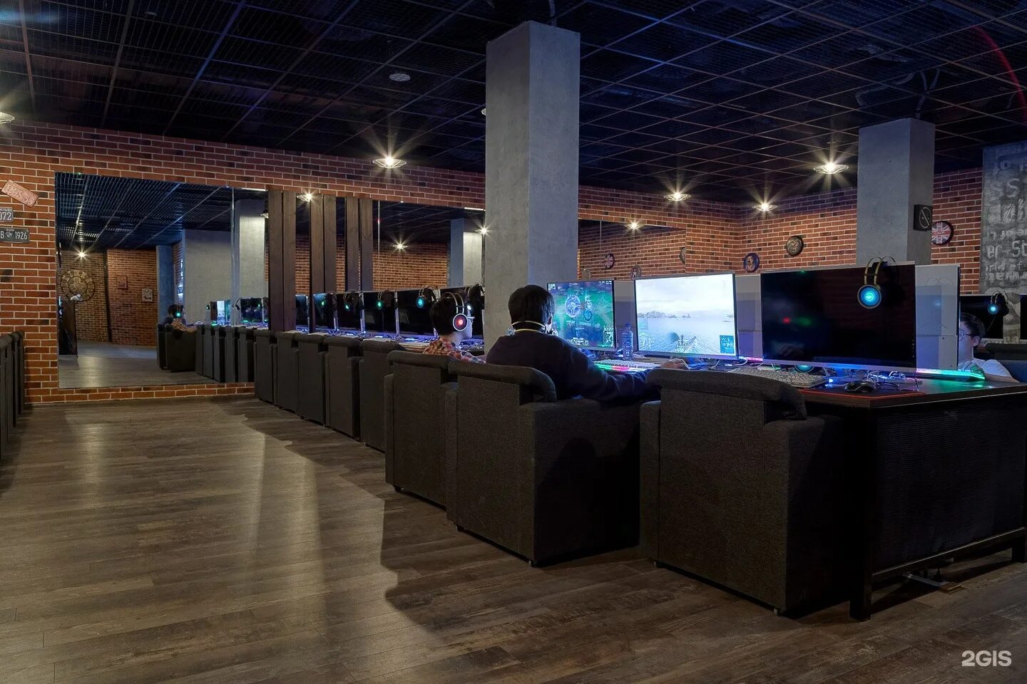 компьютерный зал. интернет кафе рядом. интернет кафе рядом. интерьер интернет кафе. интерьер интернет кафе.