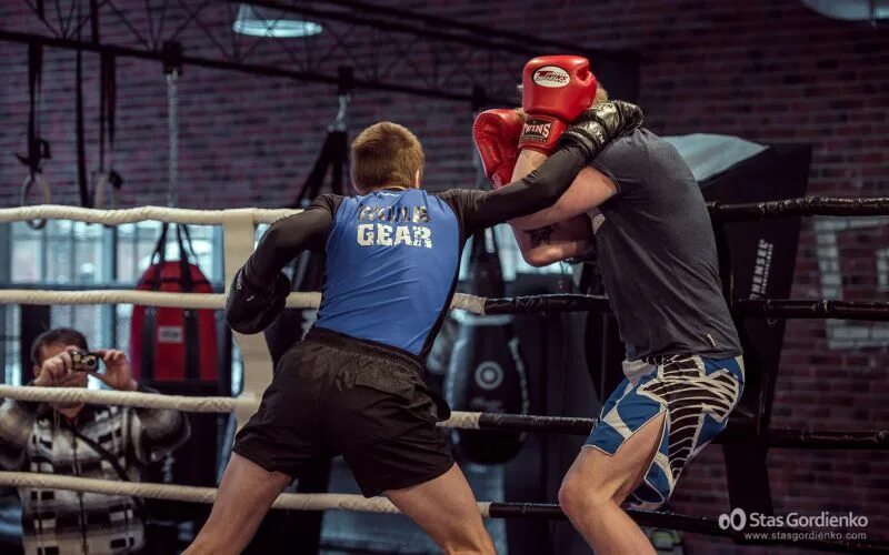 Boxing boss. Бокс для босса. Андеграунд зал бокс. Боксеры андеграунд. Фотографии из боксерских клубов.