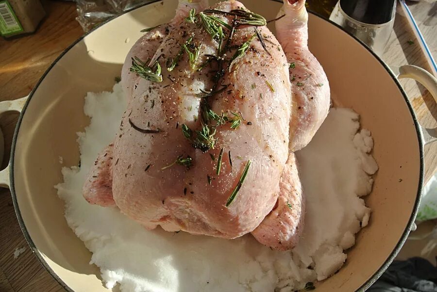 Курица на соли. Курица в соляном панцире. курица в солевом панцире. курица запеченная в солевом панцире. курица в соляном коконе.