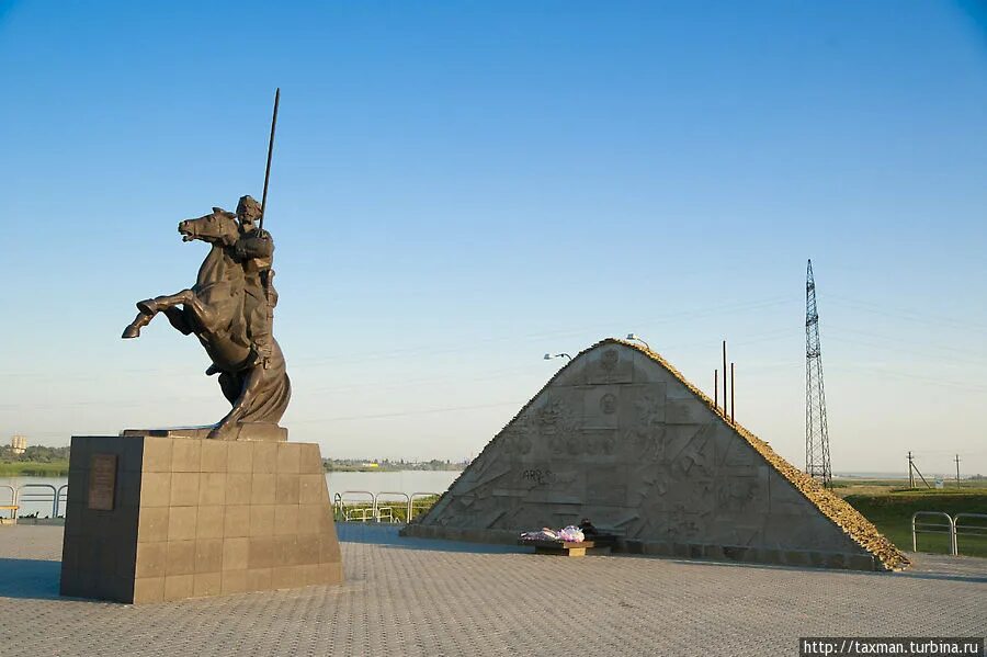 Памятник Бакланову Волгодонск. Памятник генералу Бакланову Волгодонск. Курган казачьей славы в Волгодонске. Мемориальный комплекс Курган казачьей славы Волгодонск.