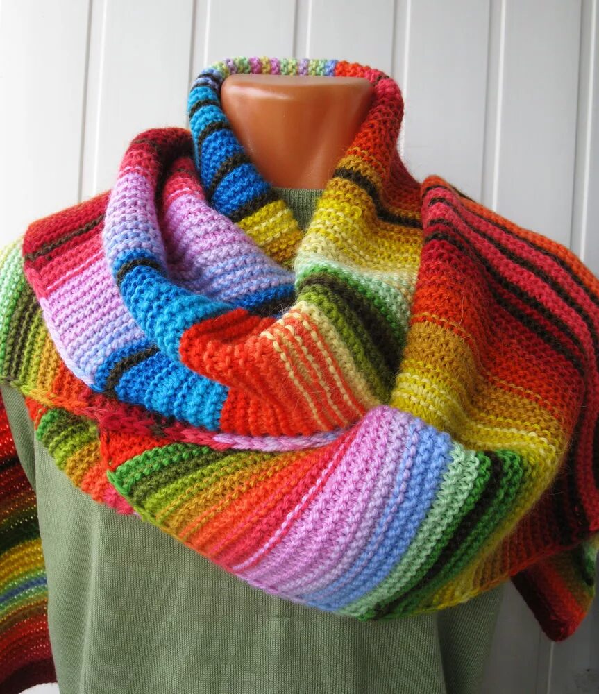Йоко Джебран. Разноцветный шарф спицами. Шарф из разноцветной пряжи. Разноцветный вязаный шарф. Цветной шарф