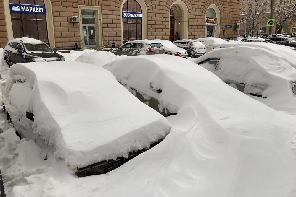 Какой сильный будет снег. Сугробы в Москве. Много снега в Москве. Кучи снега в Москве. Сильнейший снегопад в Москве.