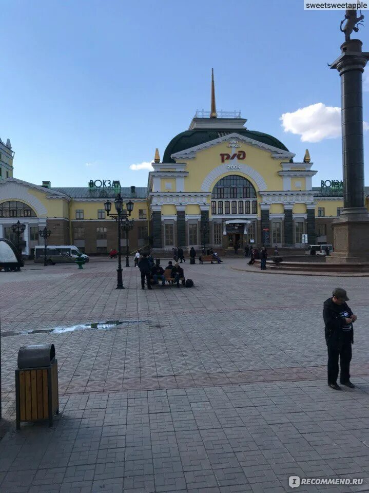 Жд красноярск гостиницы. Вокзал Красноярск. Красноярск вокзал памятник. Вокзал Красноярск пассажирский. ЖД вокзал Красноярск.