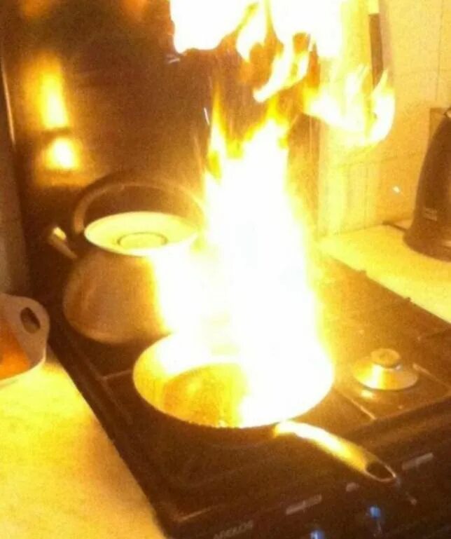 Загорелось масло на сковороде. Горящая сковородка. Сковородка горит. Горящее масло всковороже. Горящая сковорода на кухне.
