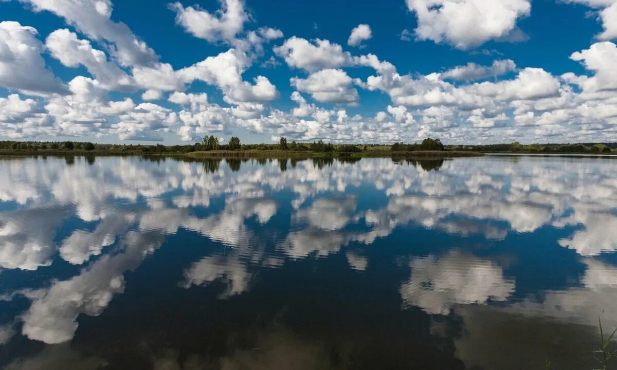 Облако в реке слушать. Река и небо. Отражение облаков в воде. Облака в реке. Отражение неба в реке.