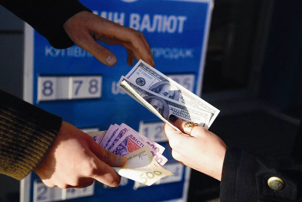 Вы решили обменять рубли на иностранную. Мошенничество с наличными деньгами. Обменивать деньги. Спекулянты на валютном рынке. Менять деньги.